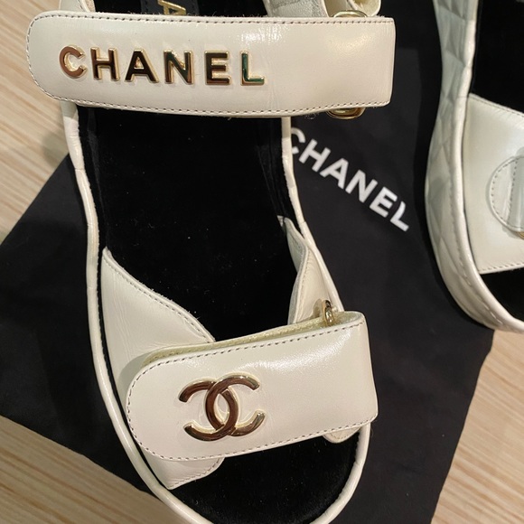 🆕 CHANEL Ivory CC Logo Quilted Wedge Dad Sandals Rare Gold Hardware - Picture 3 of 16
